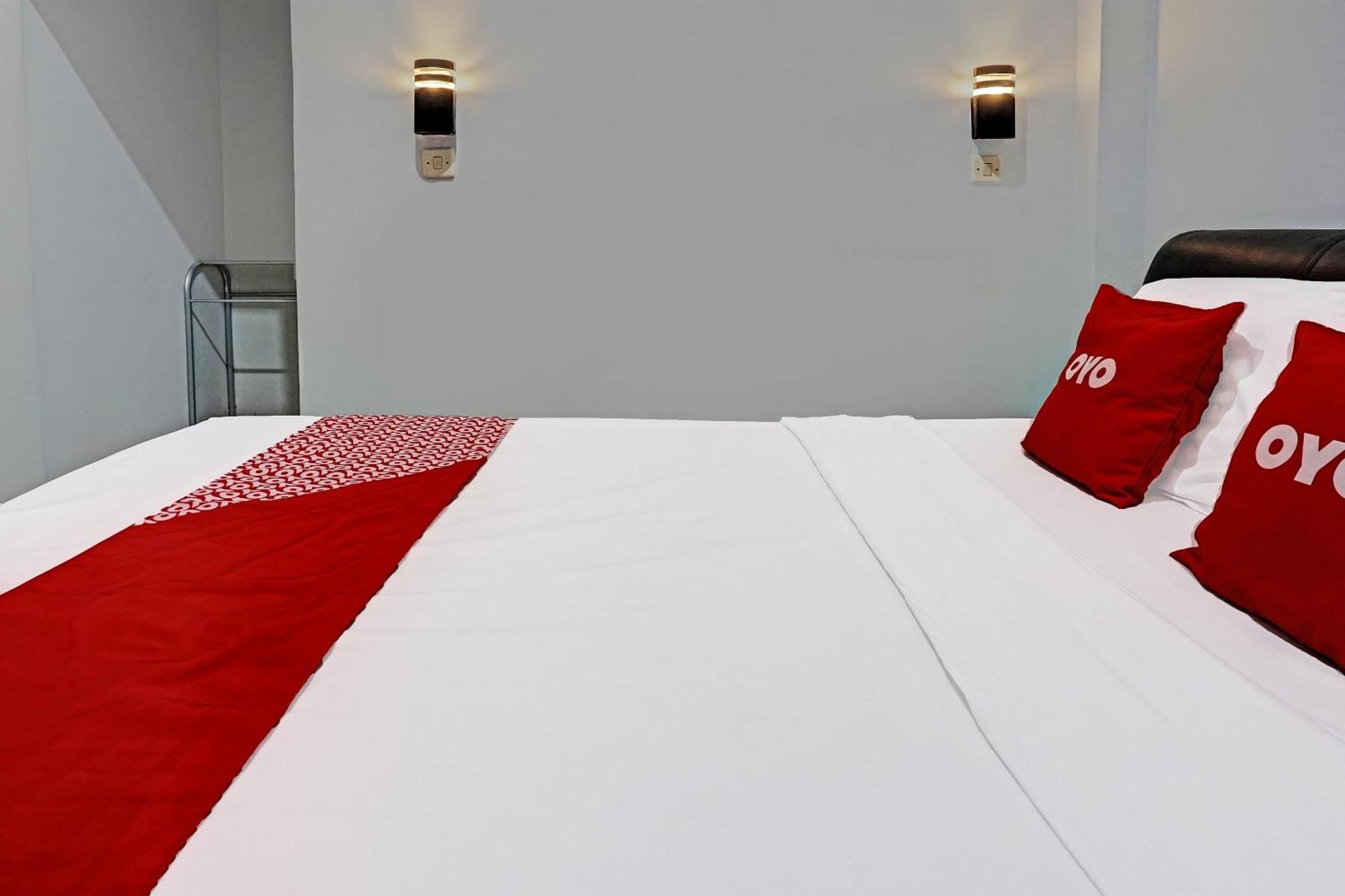 Oyo 91599 Penginapan Mutiara Madiun Ngoại thất bức ảnh