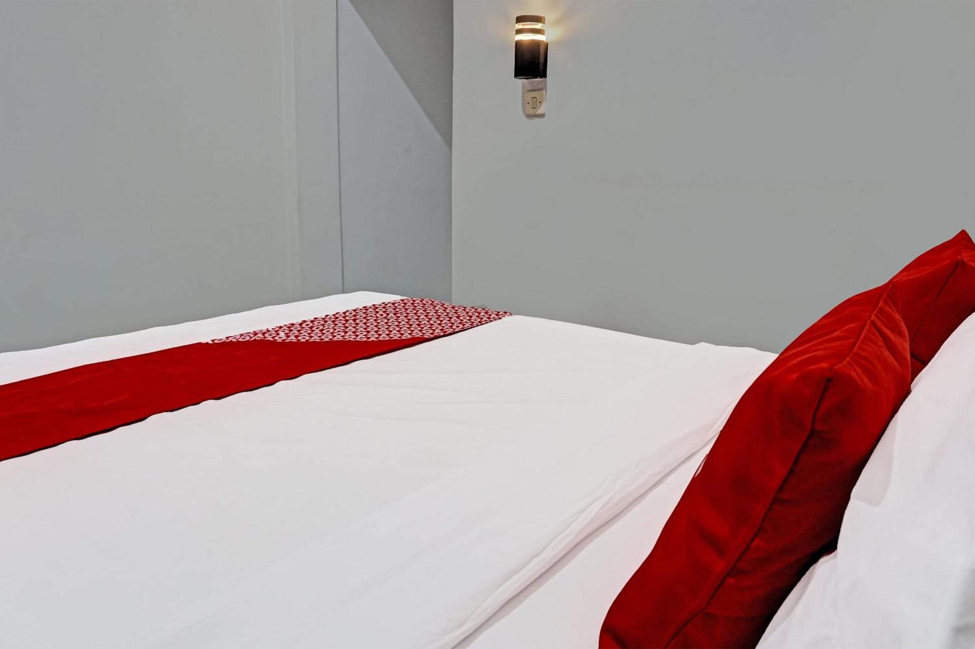 Oyo 91599 Penginapan Mutiara Madiun Ngoại thất bức ảnh