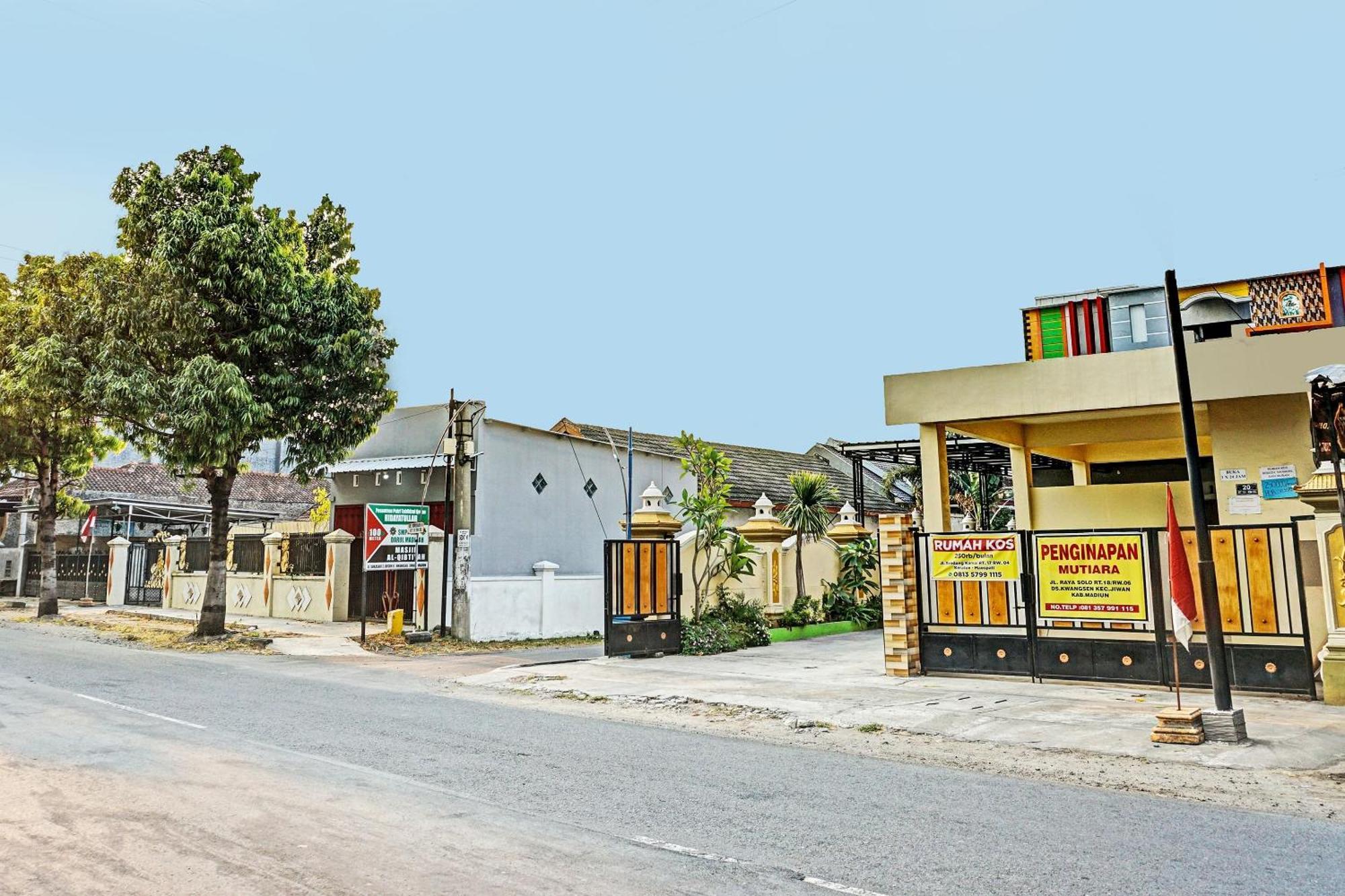 Oyo 91599 Penginapan Mutiara Madiun Ngoại thất bức ảnh