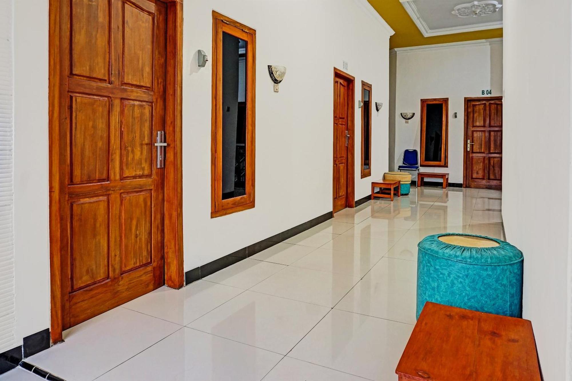 Oyo 91599 Penginapan Mutiara Madiun Ngoại thất bức ảnh