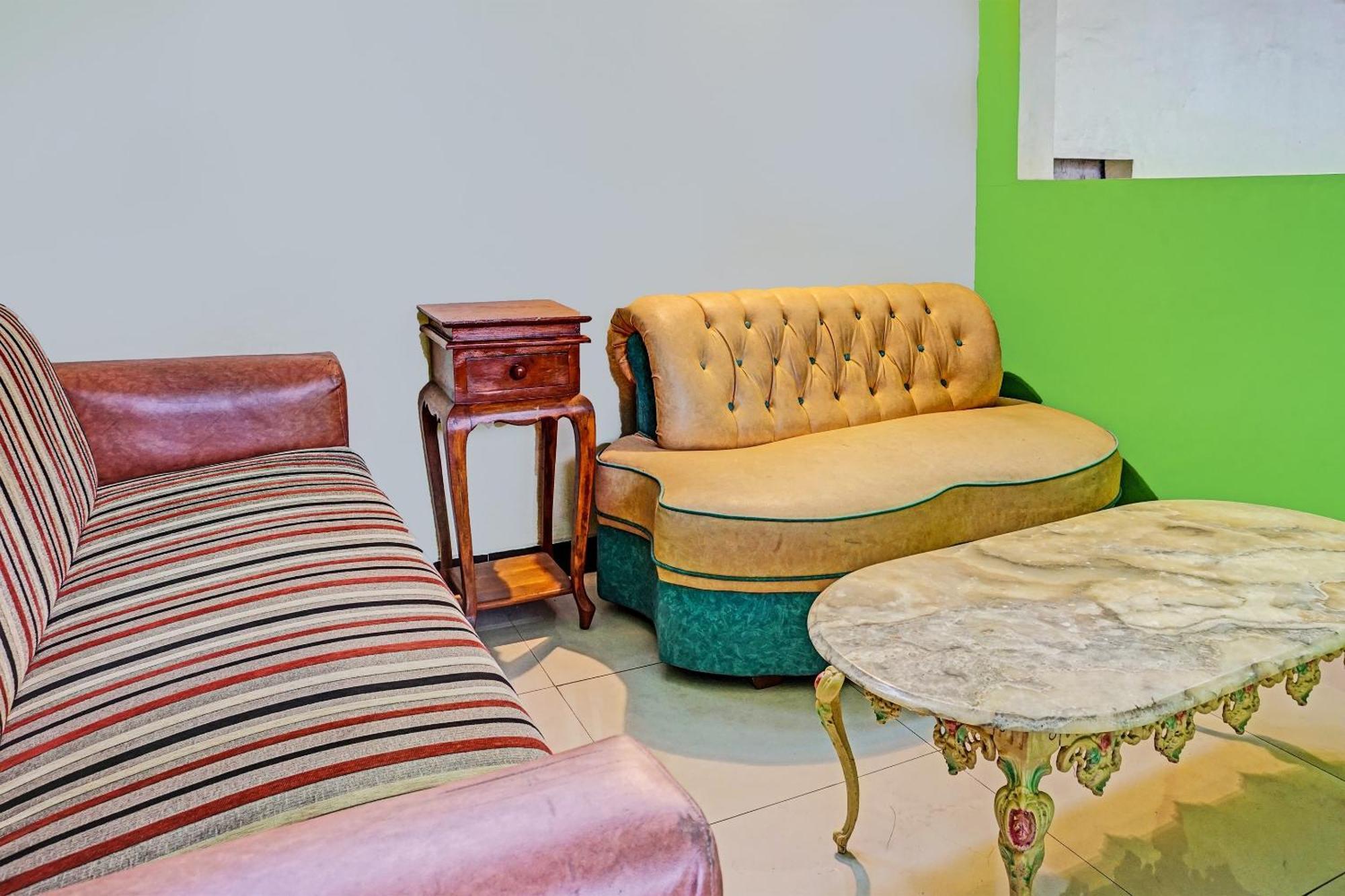 Oyo 91599 Penginapan Mutiara Madiun Ngoại thất bức ảnh