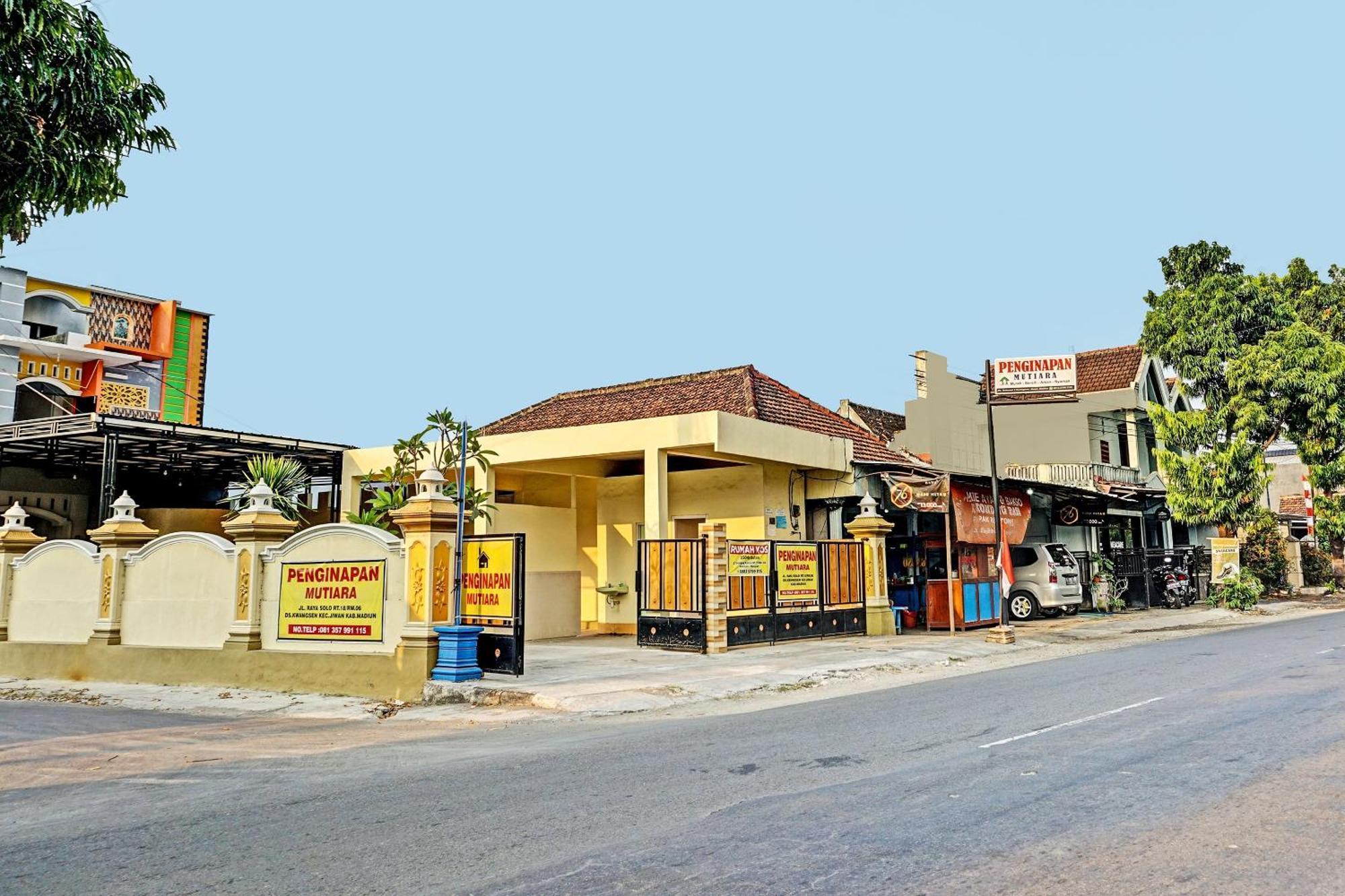 Oyo 91599 Penginapan Mutiara Madiun Ngoại thất bức ảnh
